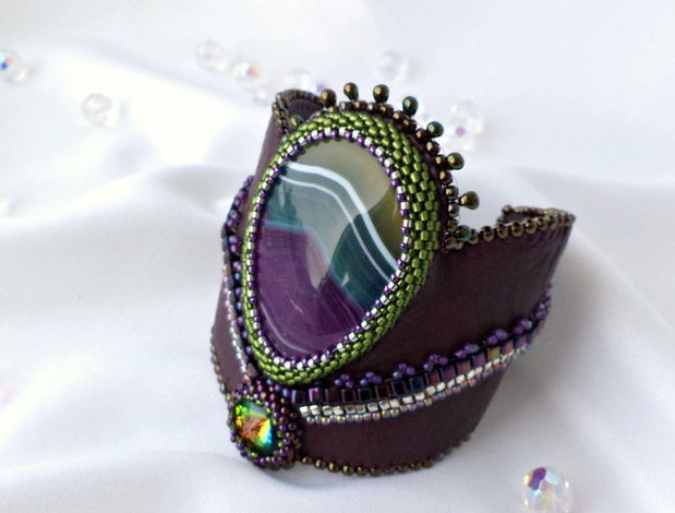 Bratara bead-embroidery cu agat, cristal Swarovski si piele naturala