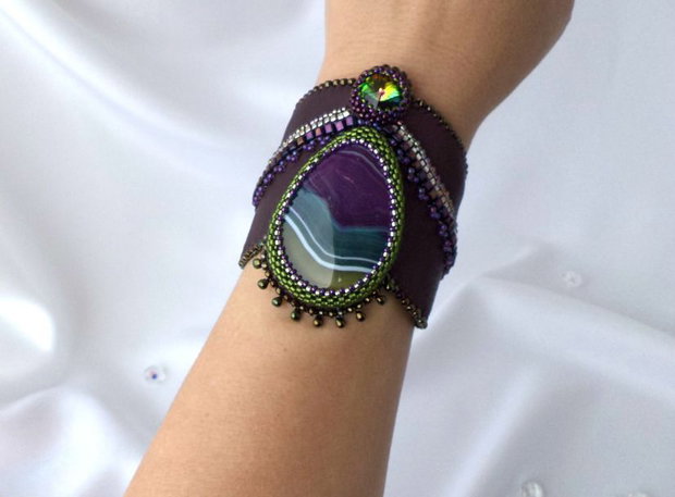 Bratara bead-embroidery cu agat, cristal Swarovski si piele naturala