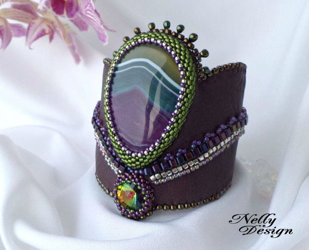 Bratara bead-embroidery cu agat, cristal Swarovski si piele naturala