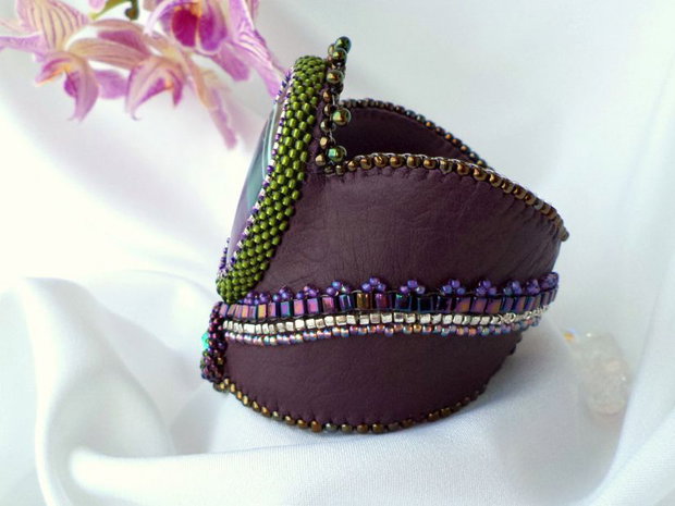 Bratara bead-embroidery cu agat, cristal Swarovski si piele naturala