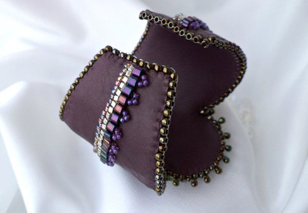 Bratara bead-embroidery cu agat, cristal Swarovski si piele naturala