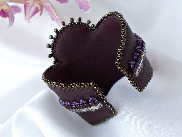 Bratara bead-embroidery cu agat, cristal Swarovski si piele naturala