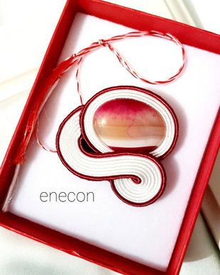 Brosa soutache alb-grena cu agat