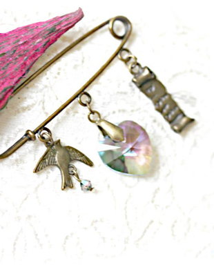 Brosa martisor cu inimioara Swarovski multicolora
