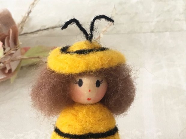 Albinuța veselă- Broșă din lână împâslită
