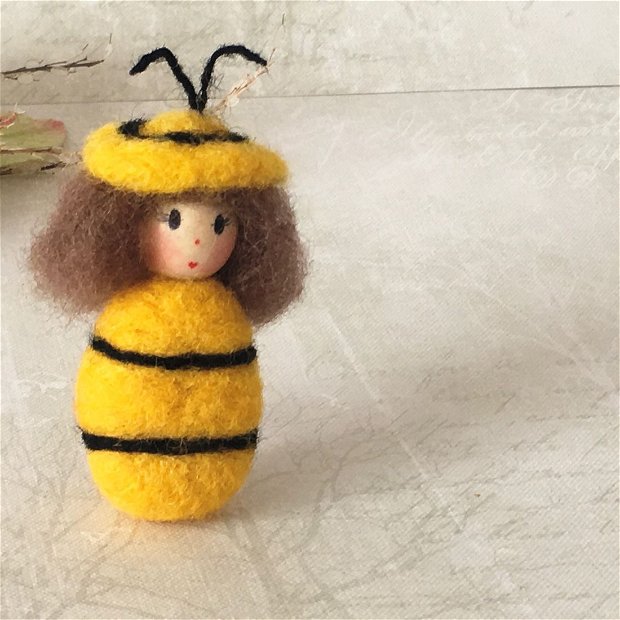 Albinuța veselă- Broșă din lână împâslită