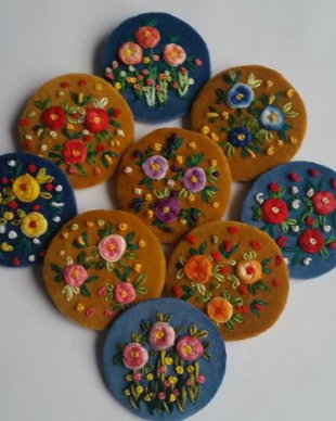Brose cu rol de martisor.Brodate manual