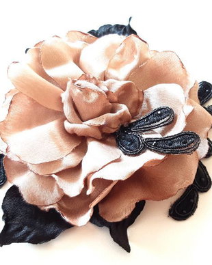 Brosa/Aplicatie pentru rochie/Flori textile