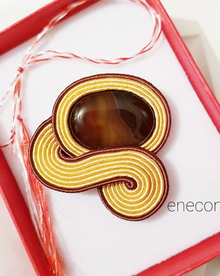 Brosa soutache galben-maro cu agat