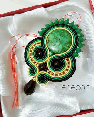 Brosa-martisor verde cu jasp