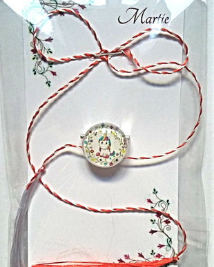 Brosa martisor cabochon sticla 14mm ponei