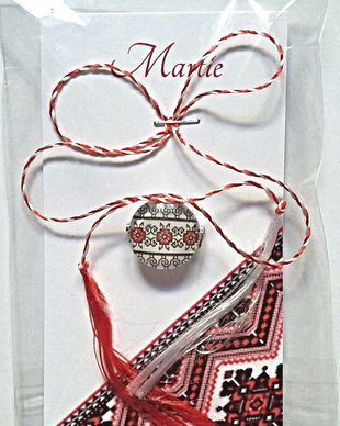 Brosa martisor cabochon sticla 14mm motive traditionale model 4