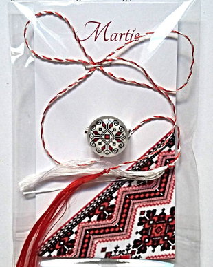 Brosa martisor cabochon sticla 14mm motive traditionale model 2