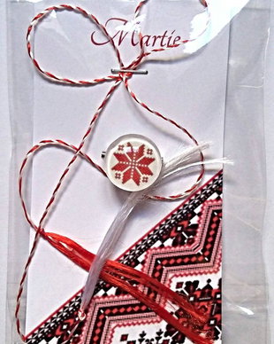 Brosa martisor cabochon sticla 14mm motive traditionale model 1