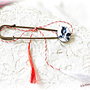 Brosa martisor vintage din portelan cu boboc bleumarin