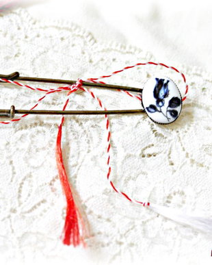 Brosa martisor vintage din portelan cu boboc bleumarin