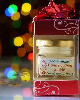 Crema pentru ten matur cu acid hialuronic pur si apa de trandafiri