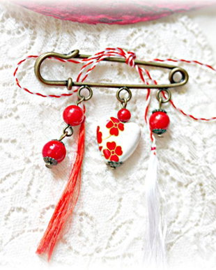 Brosa martisor Inimioara alb cu rosu si coral