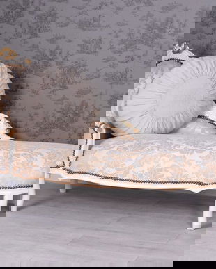 Sofa din lemn masiv alb cu auriu si tapiterie din matase grej cu flori