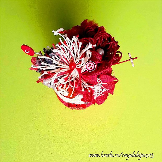 Aranjament floral {Rosu-Alb} - textile si nasturi