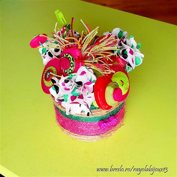 Aranjament floral {Roz-Verde} - textile si nasturi