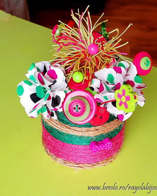 Aranjament floral {Roz-Verde} - textile si nasturi