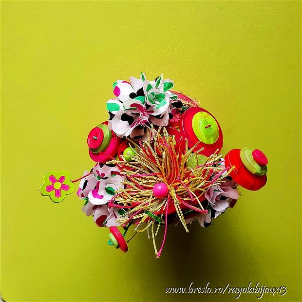 Aranjament floral {Roz-Verde} - textile si nasturi