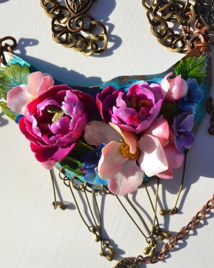 Colier Floral "Asmara" -Lalele, Flori de mar, Flori de "Nu-ma-uita'', Toporasi
