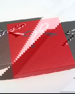 Cutie cadou pentru set "Martisor" (cercei, colier si inel) aprox 8.9x8.9x2.7 cm