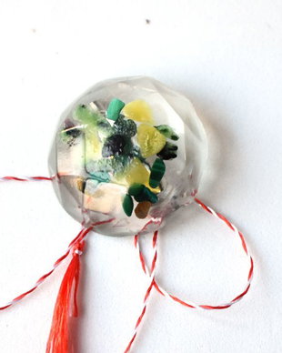 Martisor rasina cu pietre naturale