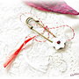 Brosa martisor cu floare alba si cristal Swarovski rosu