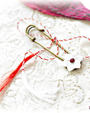 Brosa martisor cu floare alba si cristal Swarovski rosu