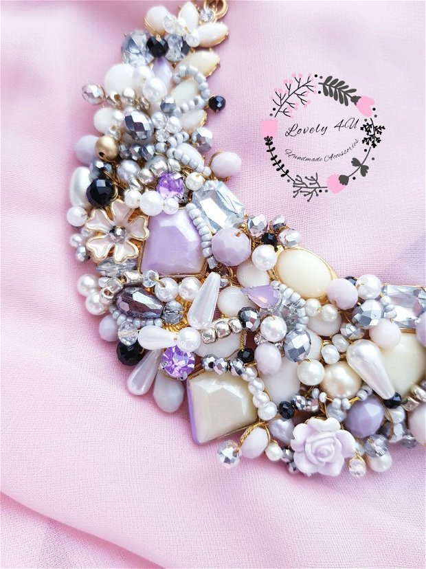 Colier elegant cu pietricele, flori, perle, cristale in tonuri de mov