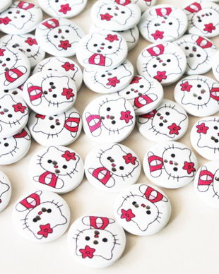 Nasturi din lemn. Nasturi rotunzi. Nasturi Hello Kitty