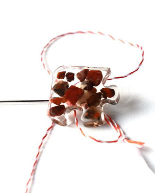 Martisor piesa de puzzle din rasina cu spartura de piatra semipretioasa