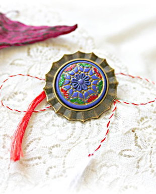 Brosa colier vintage albastru roial cu floare rosie si verde