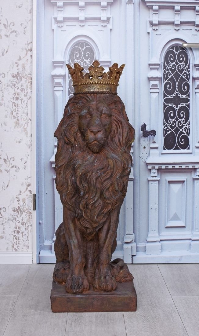 Statueta impunatoare cu un leu cu coroana