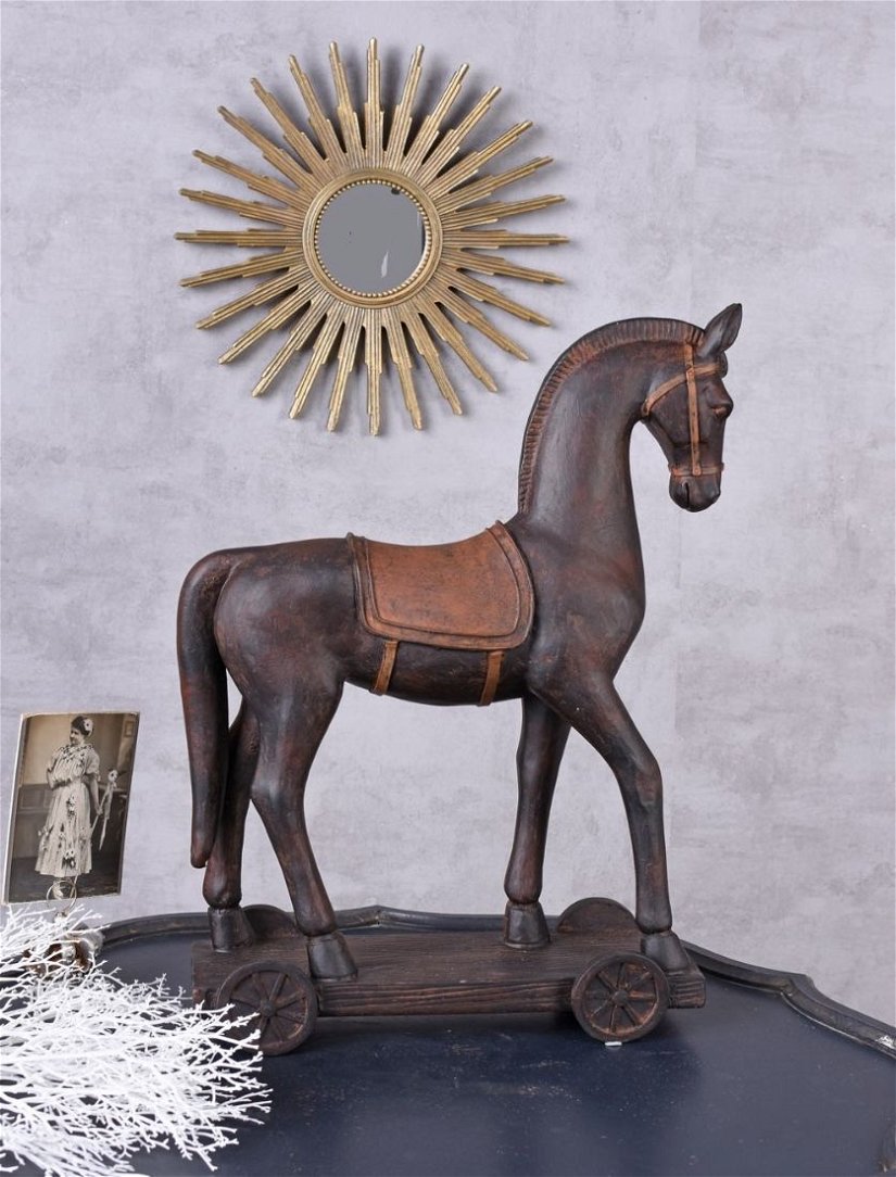 Statueta din rasini cu un cal
