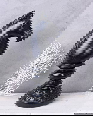 Statueta piesa de sah din rasini cu un cal