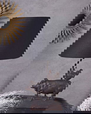 Lampa de masa cu un porc cu o gaina