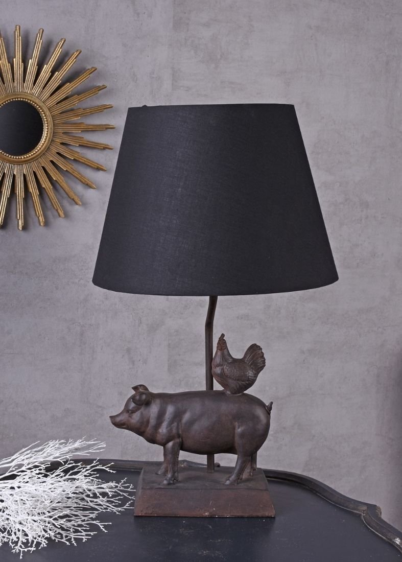 Lampa de masa cu un porc cu o gaina
