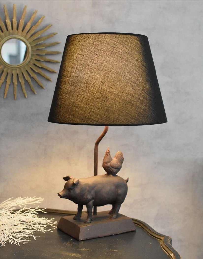 Lampa de masa cu un porc cu o gaina