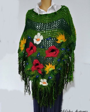 Poncho crosetat, franjurat cu floricele impaslite