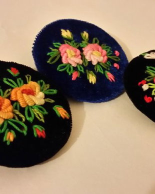 Brose cu rol de martisor.Brodate manual