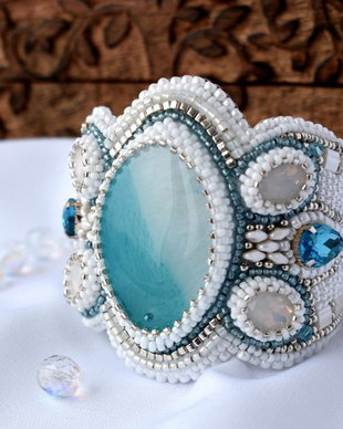 Bratara bead-embroidery