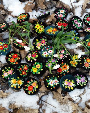 Brose cu rol de martisor.Brodate manual