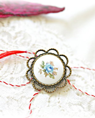 Brosa vintage din portelan cu trandafir albastru