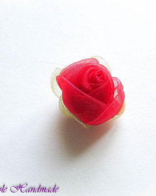 Regina - martisor boboc trandafir rosu handmade