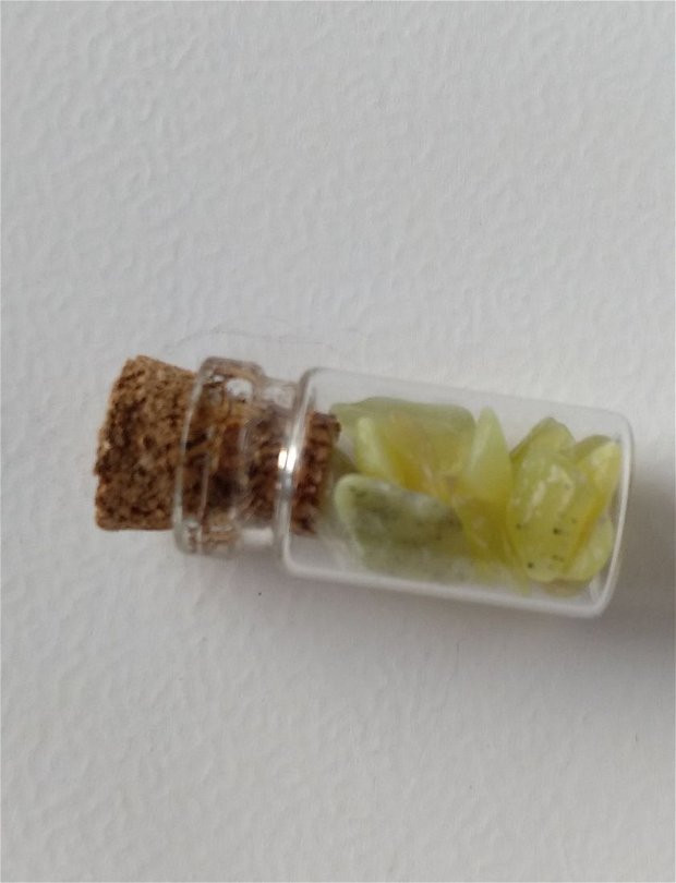 Mărțișor - pandantiv sticluta cu cristale naturale