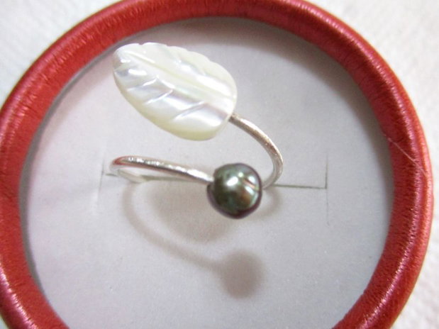 Inel argint, frunza sidef si perla verde, reglabil